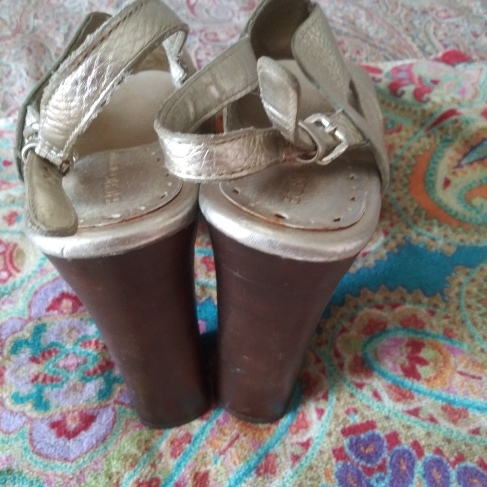 A pair shoes